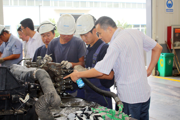 预会带领及代表观赏济南天业